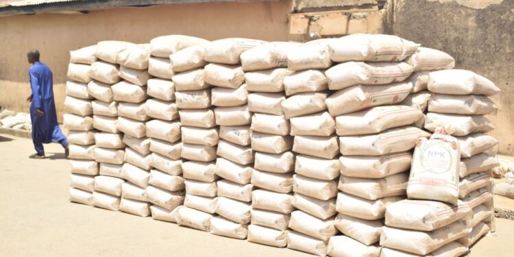 CHIEF OF ARMY STAFF DONATES 400 BAGS OF FERTILIZER TO FARMERS IN ZAMFARA* 401c5326 42d5 486d a8f7 c71d941dc940 750x375