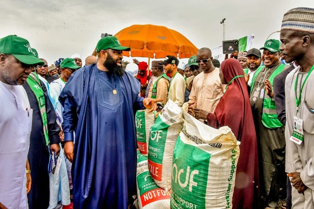 FARMER GOVERNOR UMARU BAGO FLAGS OFF THE RENEWED HOPE FARM INPUT SUPPORT PROGRAMME (FISP) FOR NORTH CENTRAL ZONE FB IMG 1781120158430