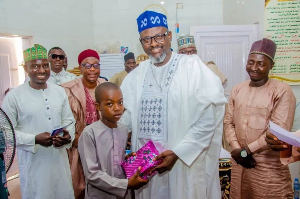 JAGA’S ROUTINE: ZARIA CHAIRMAN JAGA STRENGTHENS WITH ₦250.000IN CASH REWARDS AND DONATIONS PLUS A LAPTOP FOR ACADEMIC EXCELLENCE. FB IMG