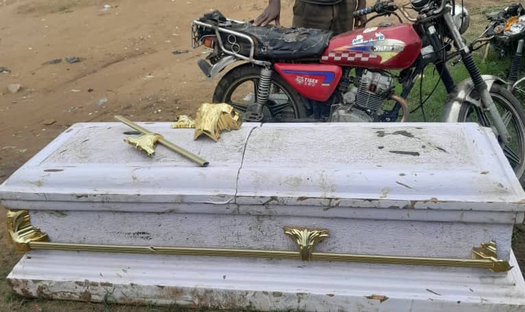 AKWA IBOM POLICE COMMAND ARRESTS TWO SUSPECTS OVER EXHUMATION OF FRESHLY BURIED CORPSE, CASKET THEFT; MANHUNT INTENSIFIES FOR FLEEING ACCOMPLICE IMG 20260806 WA0011